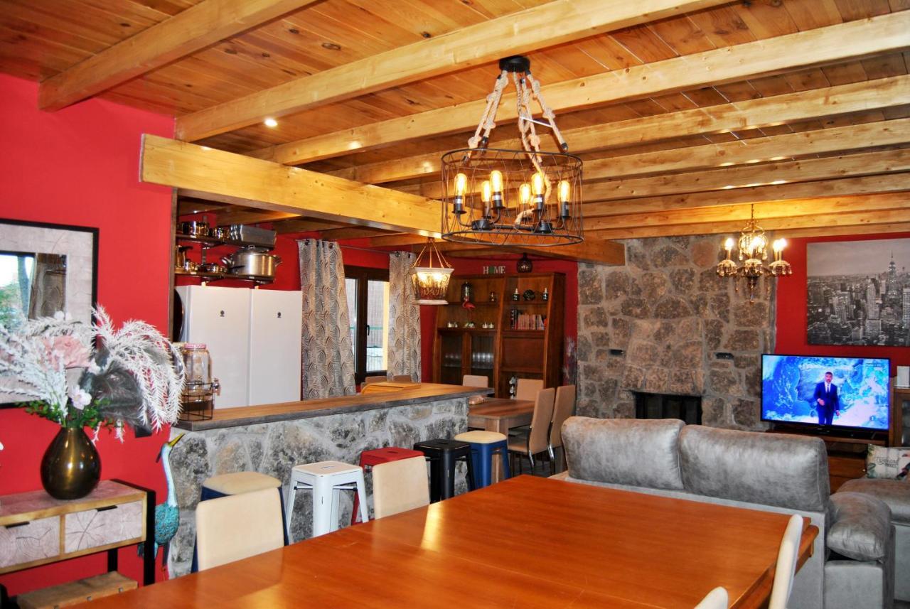 Complejo Casas Rurales Mansiones Y Villas Deluxe Collado Mediano Eksteriør bilde